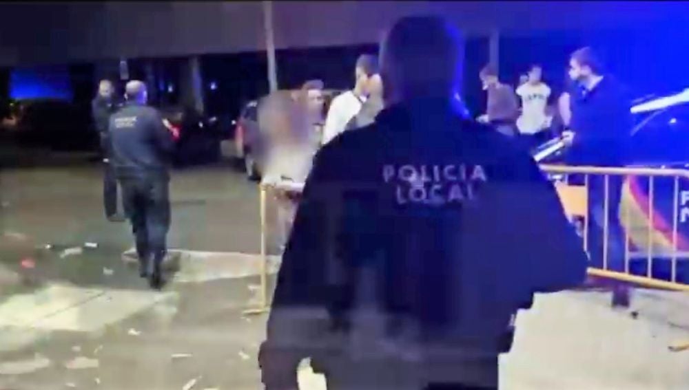Patrullas de la Policía Local y la Policía Nacional en el lugar en el lugar en el que se dispuso el operativo de control en el polígono de Altabix