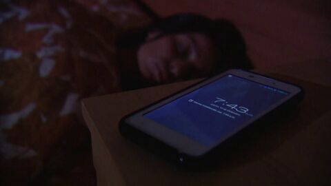 &iquest;Cu&aacute;les son los riesgos de dormir con el m&oacute;vil?