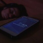 ¿Cuáles son los riesgos de dormir con el móvil?