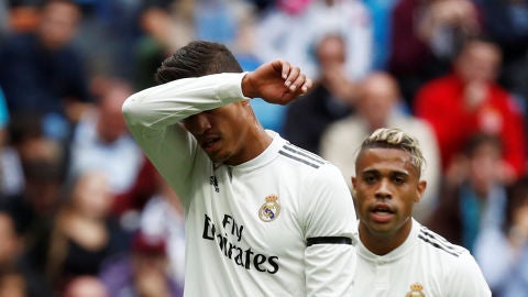 Varane y Mariano, durante un partido del Real Madrid