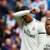 Varane y Mariano, durante un partido del Real Madrid
