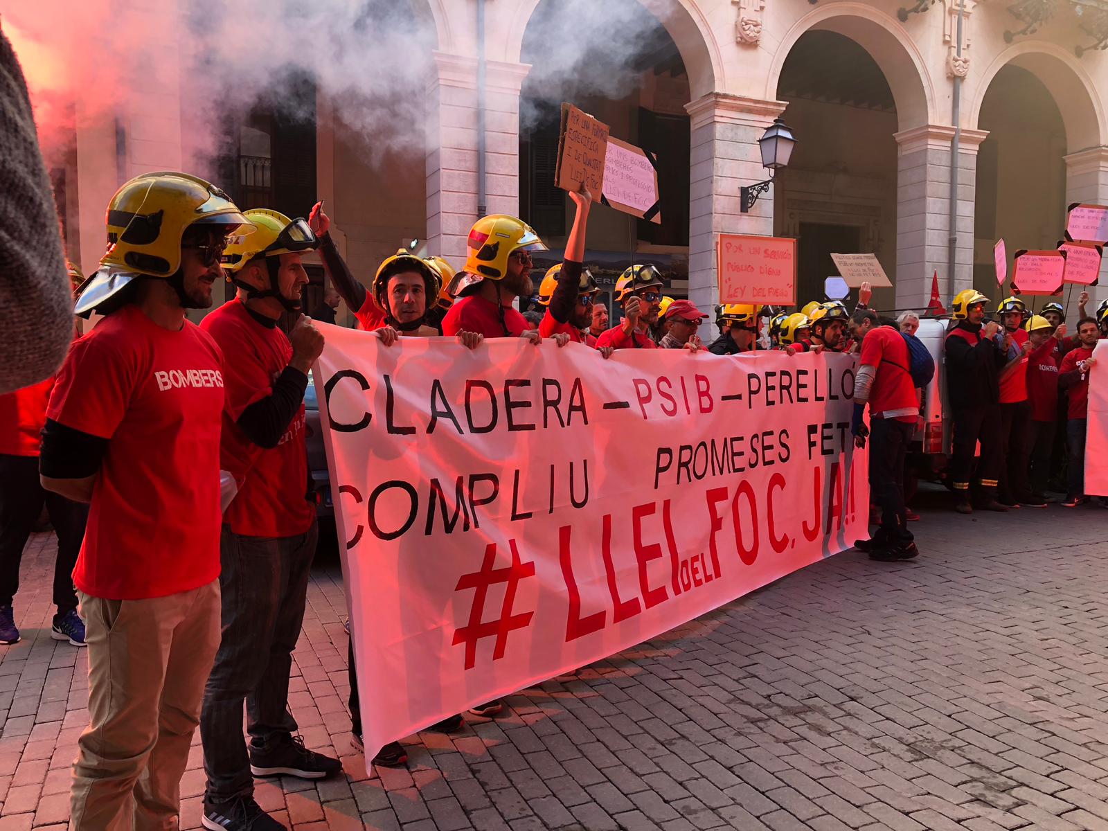 Más de 200 bomberos exigen ante el Parlament la Ley del Fuego Más de 200 bomberos exigen ante el Parlament la Ley del Fuego