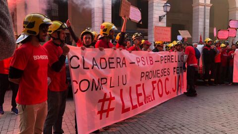 Bomberos concentrados frente al Parlament balear 