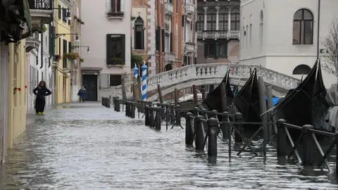 Vista de una calle inundada en Venecia, Italia Vista de una calle inundada en Venecia, Italia
