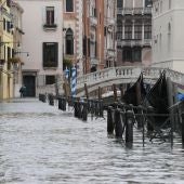 Vista de una calle inundada en Venecia, Italia