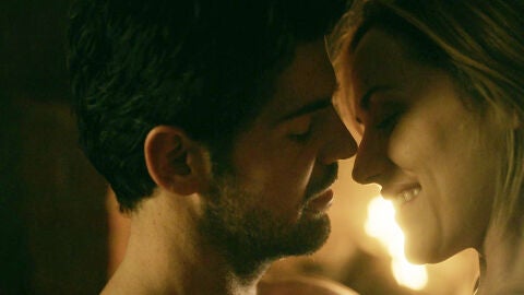 Complicidad y deseo en el primer encuentro sexual entre Jon y Elena