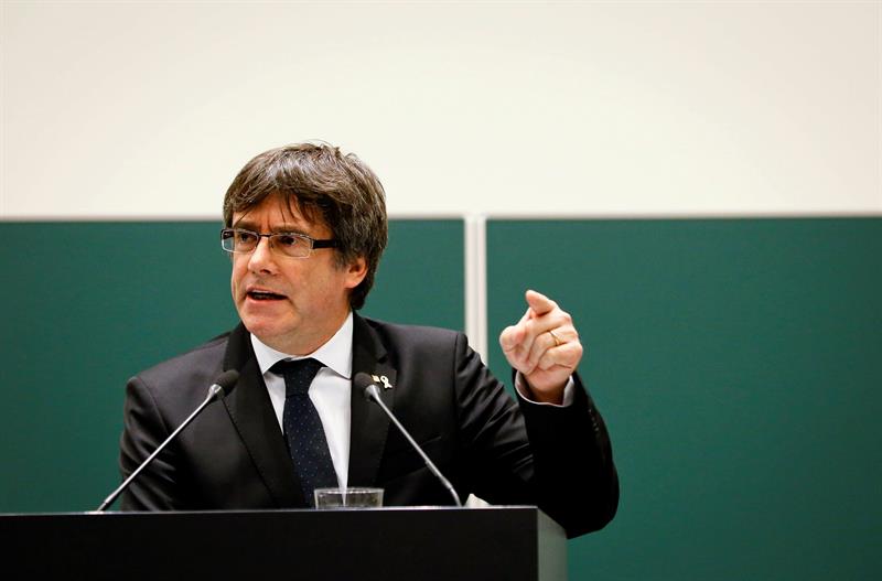 Puigdemont se ofrece a ser el número dos de Junqueras en una lista unitaria Puigdemont se ofrece a ser el número dos de Junqueras en una lista unitaria
