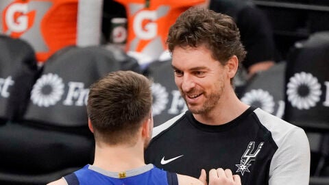 Luka Doncic y Pau Gasol se saludan antes del Spurs-Mavericks