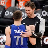 Luka Doncic y Pau Gasol se saludan antes del Spurs-Mavericks