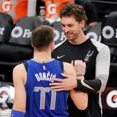 Luka Doncic y Pau Gasol se saludan antes del Spurs-Mavericks Luka Doncic y Pau Gasol se saludan antes del Spurs-Mavericks