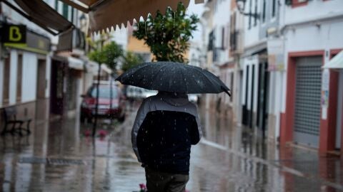 Vista de los comercios cerrados en la localidad menorquina de Es Mercadal