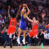 Klay Thompson tira un triple contra los Bulls Klay Thompson tira un triple contra los Bulls