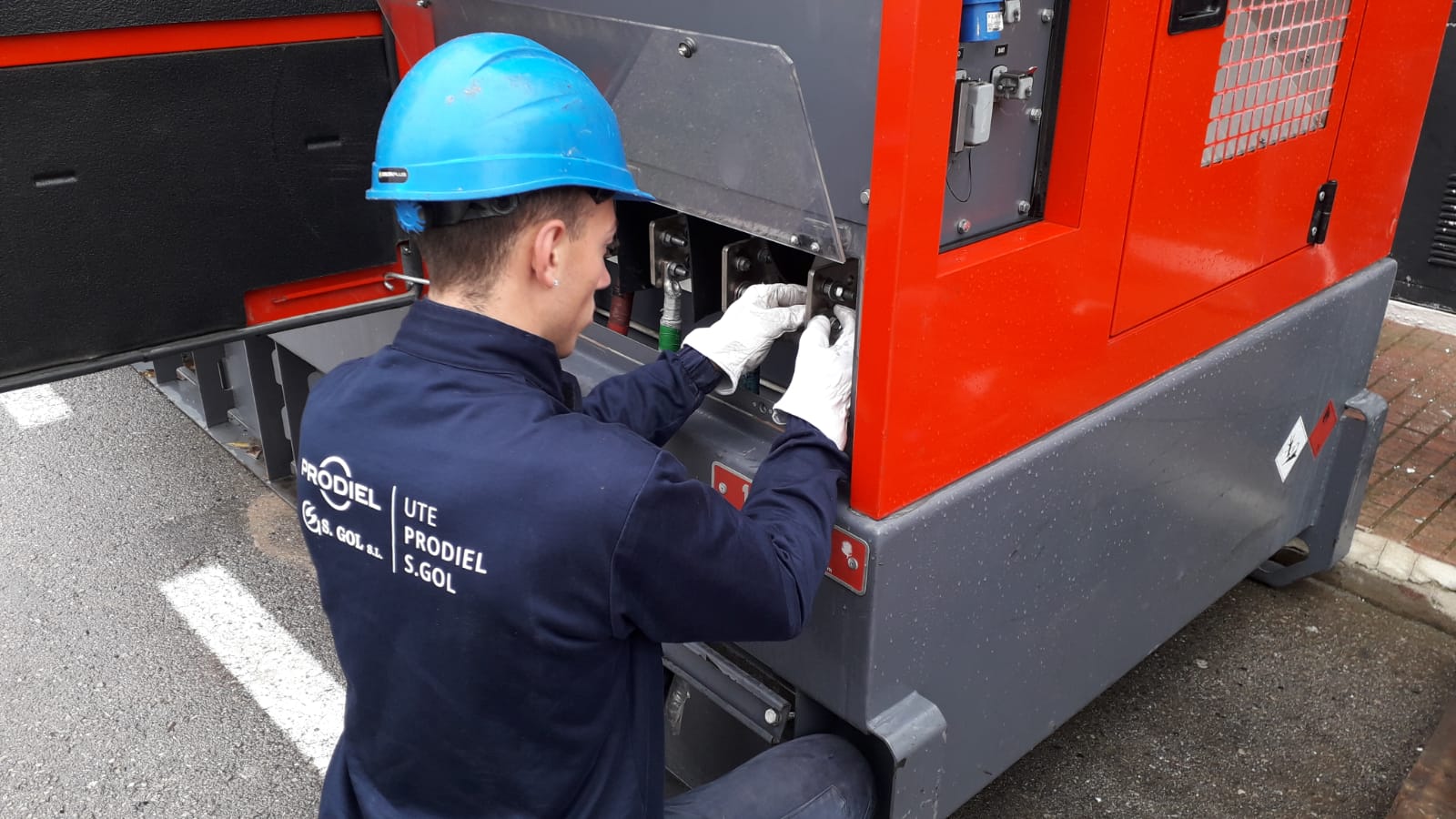 Endesa descarga 60 grupos electrógenos más en puertos de Menorca, donde 30.000 personas siguen sin electricidad Endesa descarga 60 grupos electrógenos más en puertos de Menorca, donde 30.000 personas siguen sin electricidad