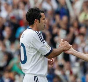 Figo y Zidane, en un momento del encuentro. Figo y Zidane, en un momento del encuentro.