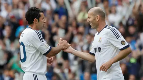 Figo y Zidane, en un momento del encuentro. Figo y Zidane, en un momento del encuentro.