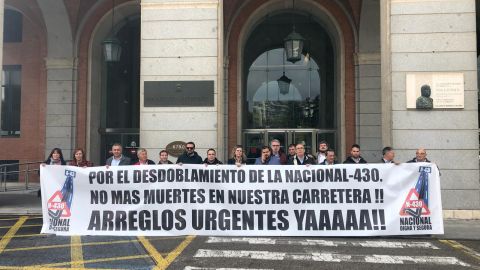 Alcaldes de la Plataforma N-430 frente al Ministerio de Fomento