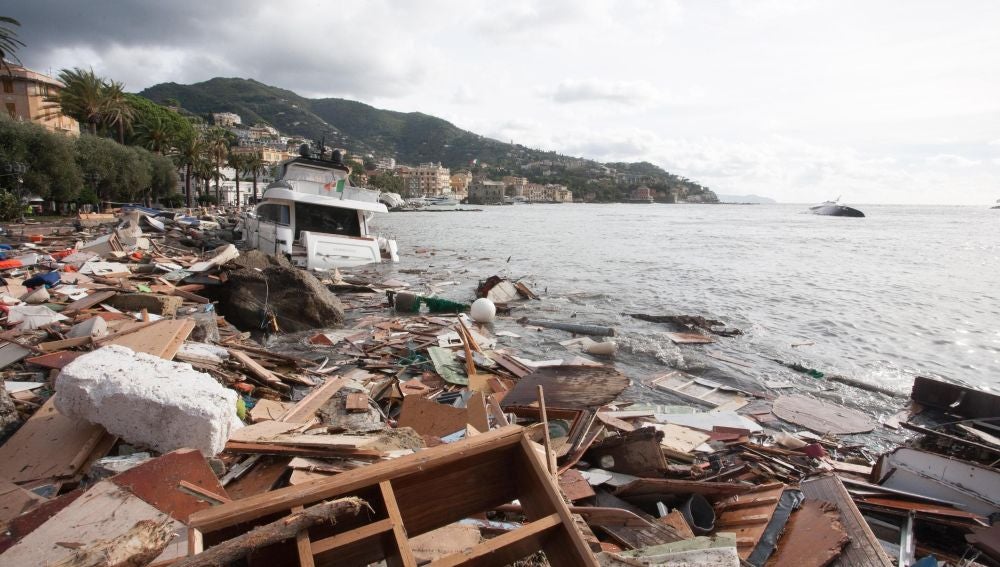 Vista de los escombros de los barcos tras la tormenta en Rapallo, Italia