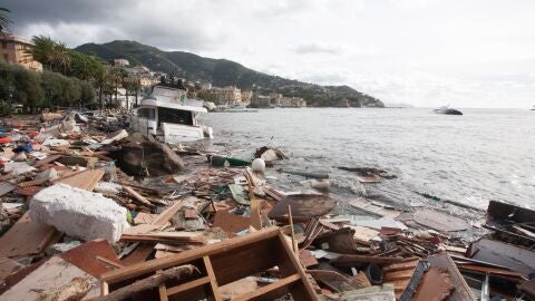 Vista de los escombros de los barcos tras la tormenta en Rapallo, Italia
