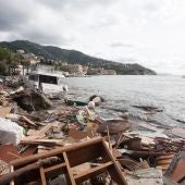 Vista de los escombros de los barcos tras la tormenta en Rapallo, Italia
