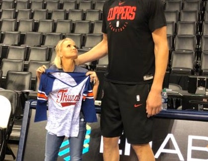 72 centímetros de diferencia: la foto viral del jugador más alto de la NBA 72 centímetros de diferencia: la foto viral del jugador más alto de la NBA