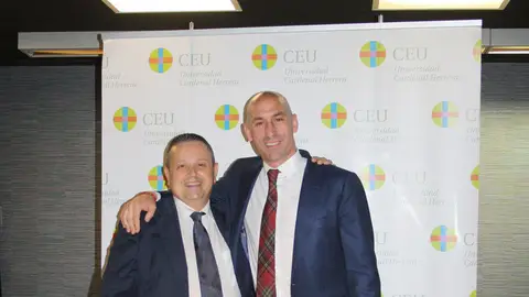 Rubiales con el director del CEU de Elche. Rubiales con el director del CEU de Elche.