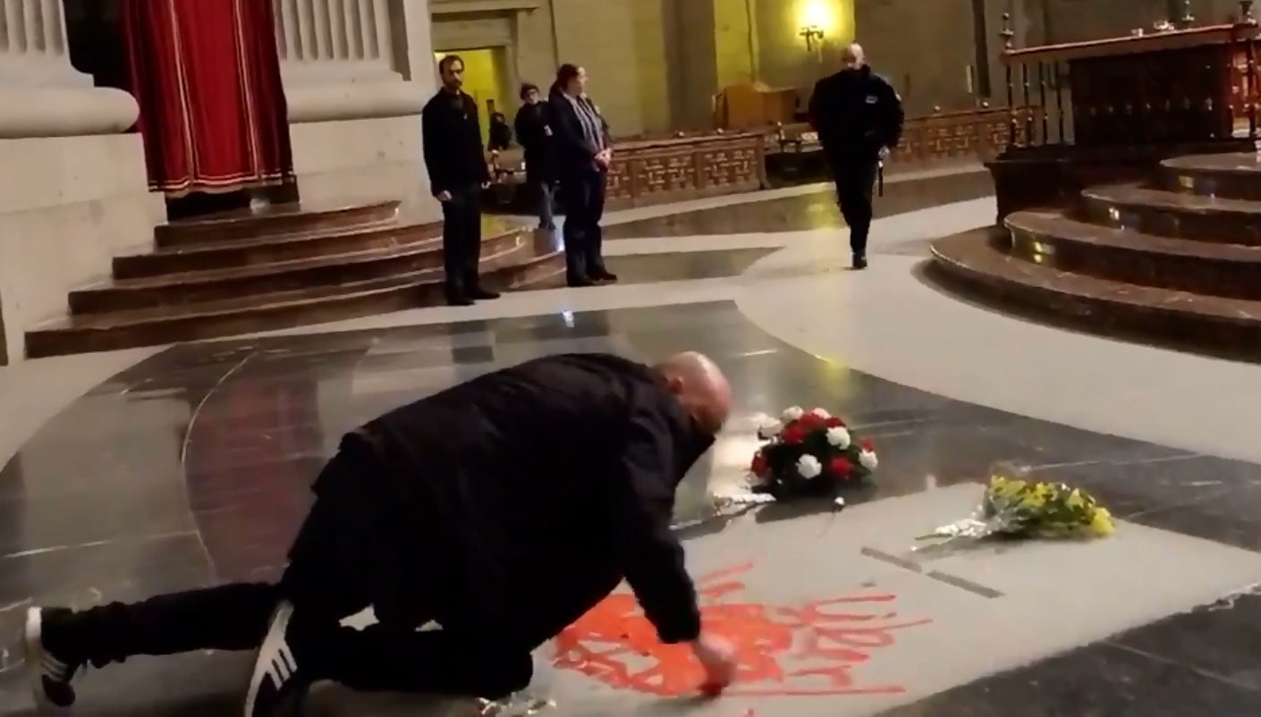 Un hombre profana la tumba de Franco en el Valle de los Caídos Un hombre profana la tumba de Franco en el Valle de los Caídos