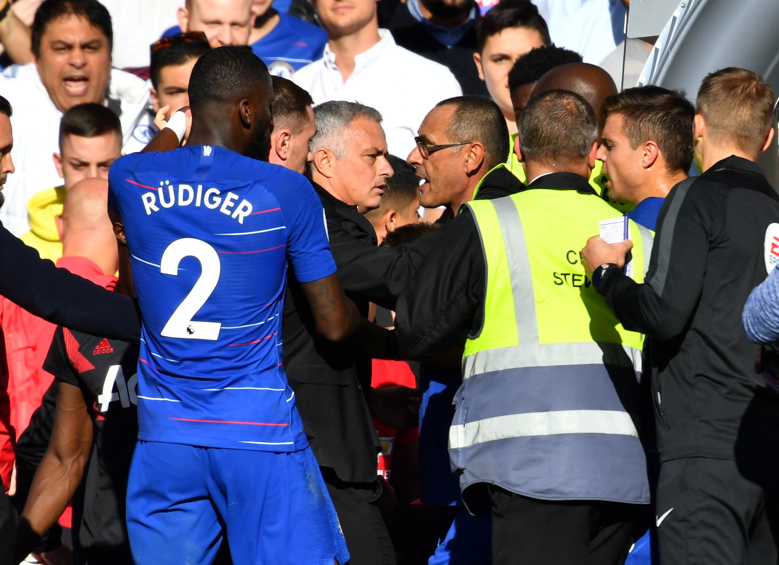 Multan al ayudante de Sarri que provocó a Mourinho en el Chelsea vs Manchester United Multan al ayudante de Sarri que provocó a Mourinho en el Chelsea vs Manchester United