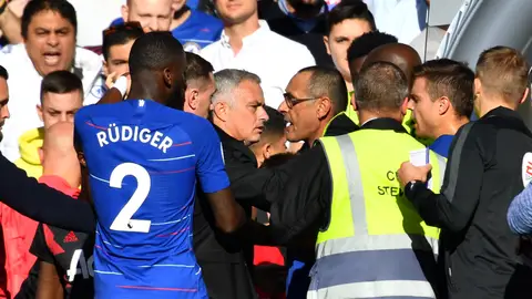 Sarri intenta calmar a Mourinho Sarri intenta calmar a Mourinho