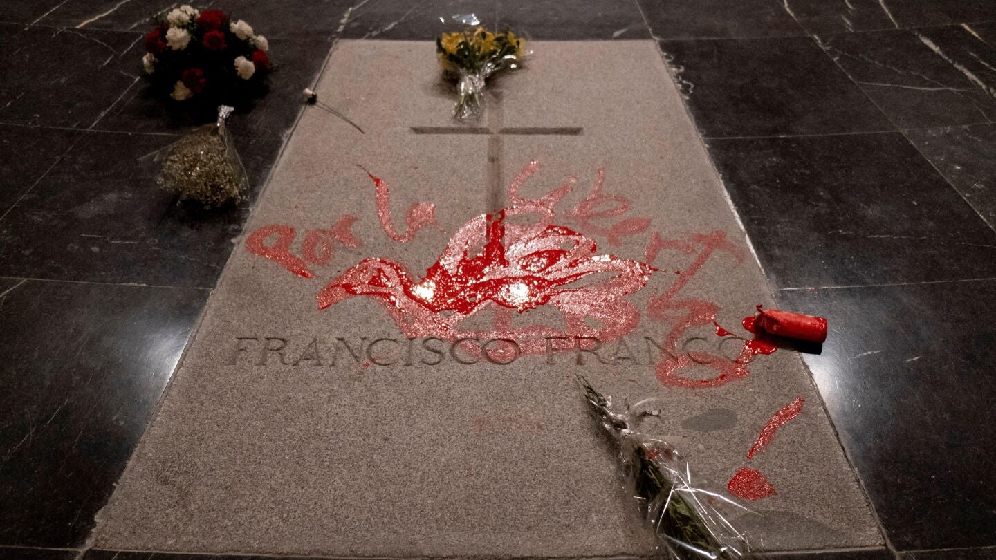 Imagen de la pintada sobre la tumba de Franco en el Valle de los Caídos