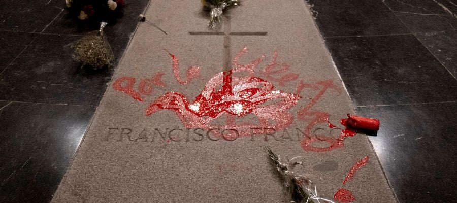 Imagen de la pintada sobre la tumba de Franco en el Valle de los Caídos Imagen de la pintada sobre la tumba de Franco en el Valle de los Caídos