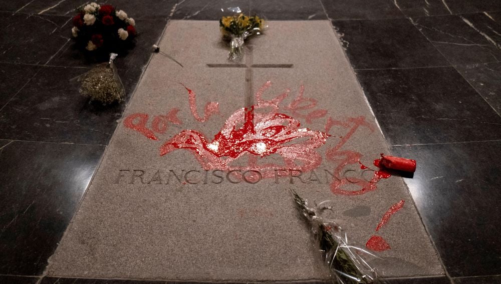 Imagen de la pintada sobre la tumba de Franco en el Valle de los Caídos