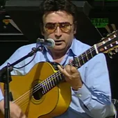 Peret y la música: cómo invento la rumba catalana con una guitarra y tres palmeros Peret y la música: cómo invento la rumba catalana con una guitarra y tres palmeros