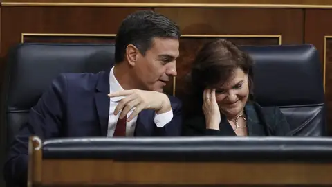 El presidente del Gobierno, Pedro Sánchez, conversa con la vicepresidenta, Carmen Calvo El presidente del Gobierno, Pedro Sánchez, conversa con la vicepresidenta, Carmen Calvo