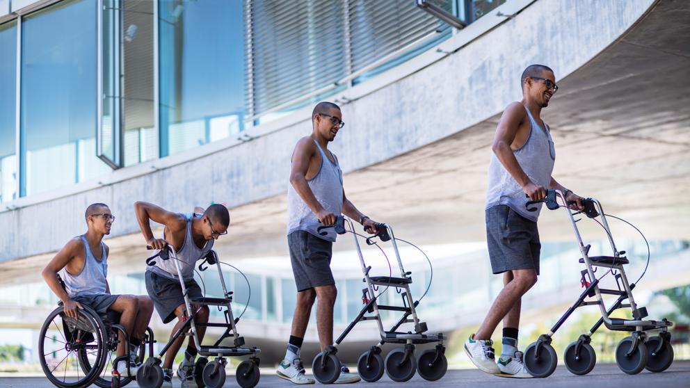 Tres parapléjicos vuelven a caminar gracias a una terapia con estimulación eléctrica Tres parapléjicos vuelven a caminar gracias a una terapia con estimulación eléctrica