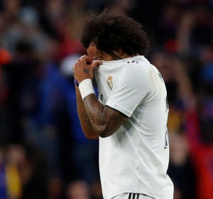 Marcelo se lamenta tras acabar lesionado en el Clásico Marcelo se lamenta tras acabar lesionado en el Clásico