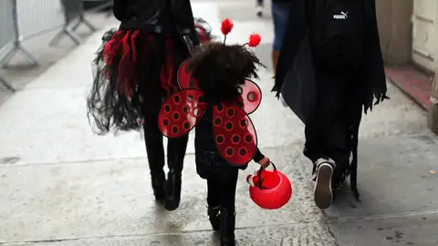 Una niña disfrazada en Halloween Una niña disfrazada en Halloween