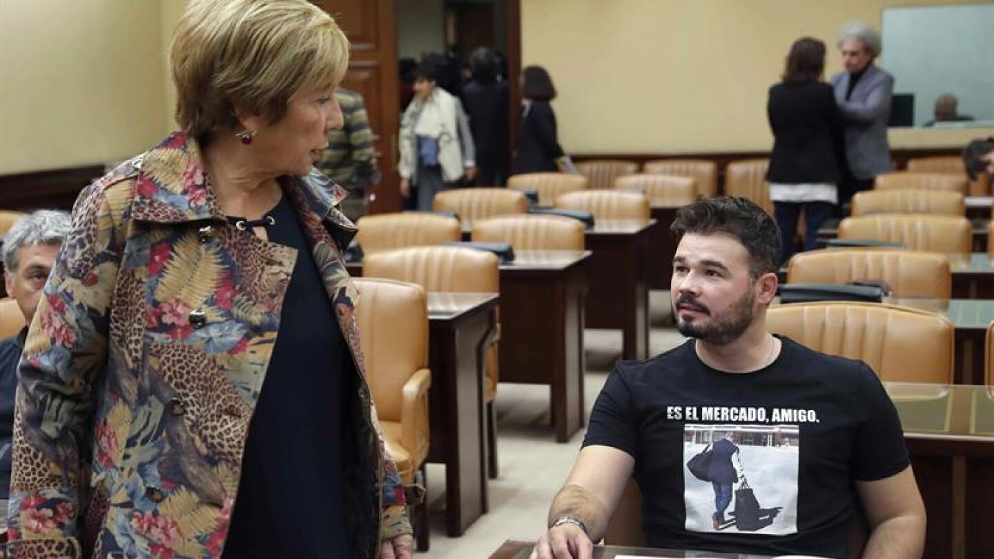 La diputada del PP Celia Villalobos junto al portavoz de ERC, Gabriel Rufián