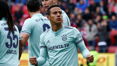 Thiago Alc&aacute;ntara celebra un gol con el Bayern