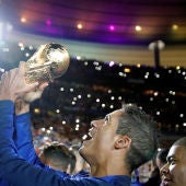 Varane sostiene el trofeo de la Copa del Mundo