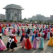 Fotografía que muestra a mujeres de Corea del Norte con vestidos típicos