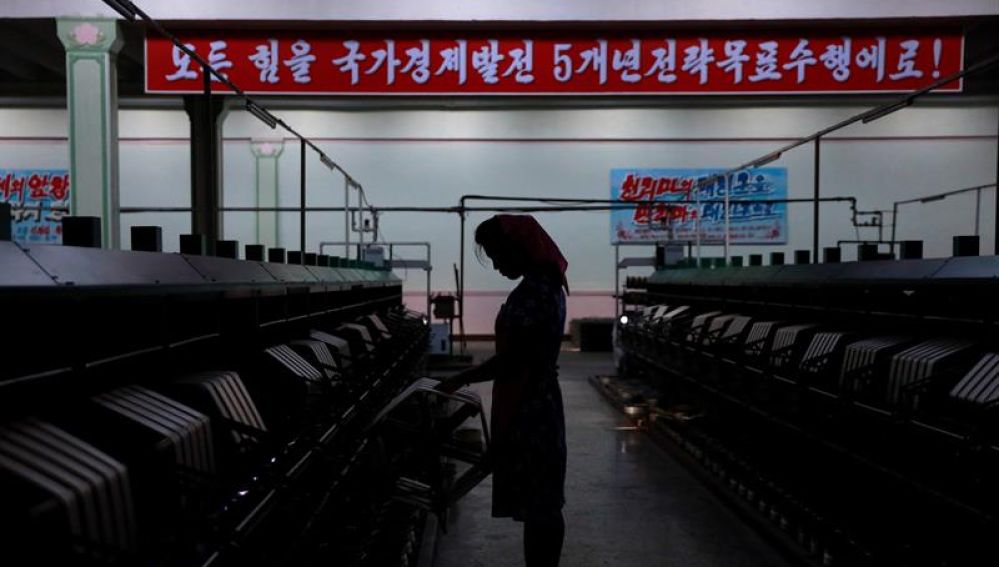 Una mujer norcoreana en una fábrica de Pyongyang (Corea del Norte)