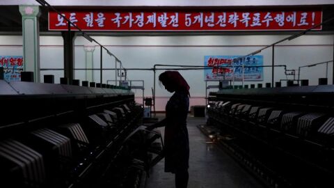 Una mujer norcoreana en una f&aacute;brica de Pyongyang (Corea del Norte)