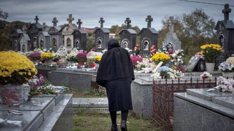 VIDEO Cementerio de Mui&ntilde;os en el d&iacute;a de Todos los Santos