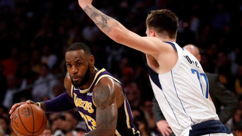 LeBron James intenta entrar a canasta ante la defensa de Luka Doncic