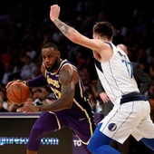 LeBron James intenta entrar a canasta ante la defensa de Luka Doncic LeBron James intenta entrar a canasta ante la defensa de Luka Doncic