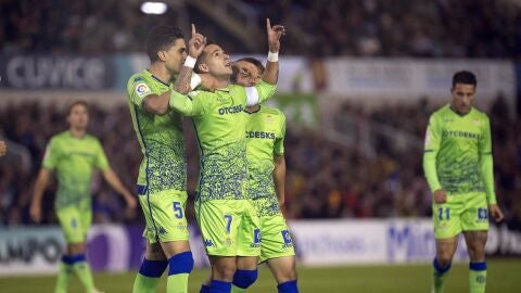 Sergio Le&oacute;n celebra su gol con el Real Betis