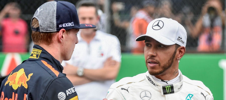 Verstappen y Hamilton se saludan antes de una carrera Verstappen y Hamilton se saludan antes de una carrera