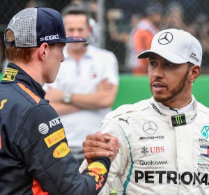 Verstappen y Hamilton se saludan antes de una carrera Verstappen y Hamilton se saludan antes de una carrera