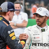 Verstappen y Hamilton se saludan antes de una carrera Verstappen y Hamilton se saludan antes de una carrera