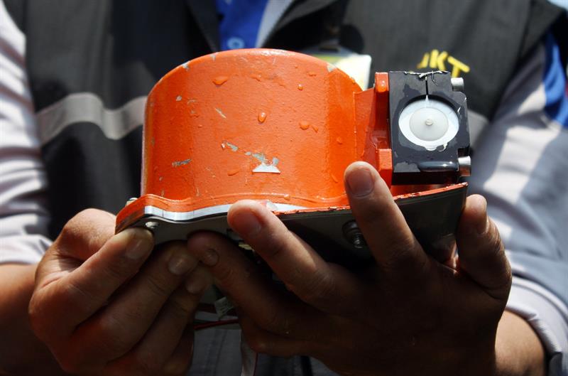 Indonesia confirma la recuperación de una caja negra del avión accidentado Indonesia confirma la recuperación de una caja negra del avión accidentado